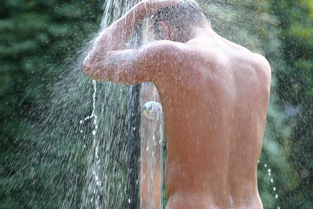 用苏打水洗完澡后，男人需要洗个凉水澡。
